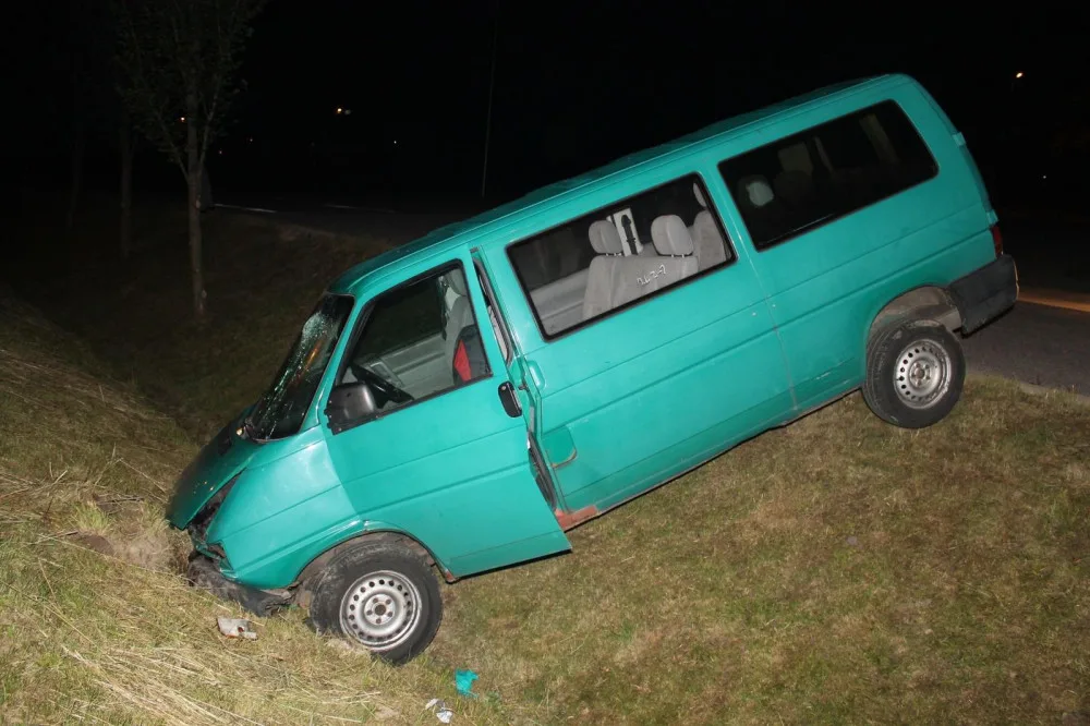 Mladík zapíchl dodávku do příkopu