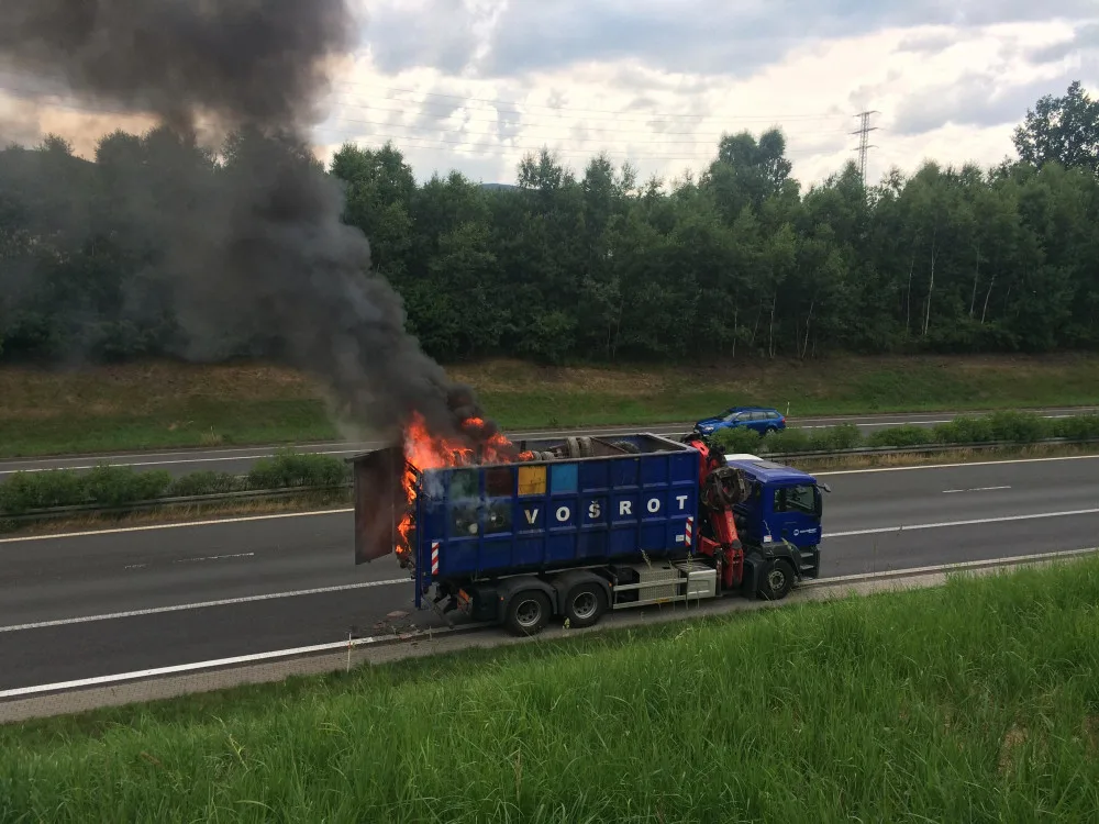 Hořící náklad na korbě kamionu.