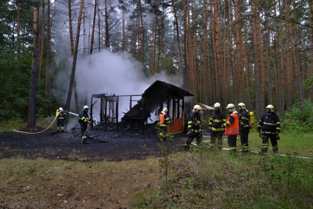 Z chaty zbyly jen ohořelé trámy.