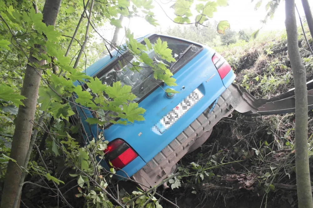 Auto sjelo ze silnice.