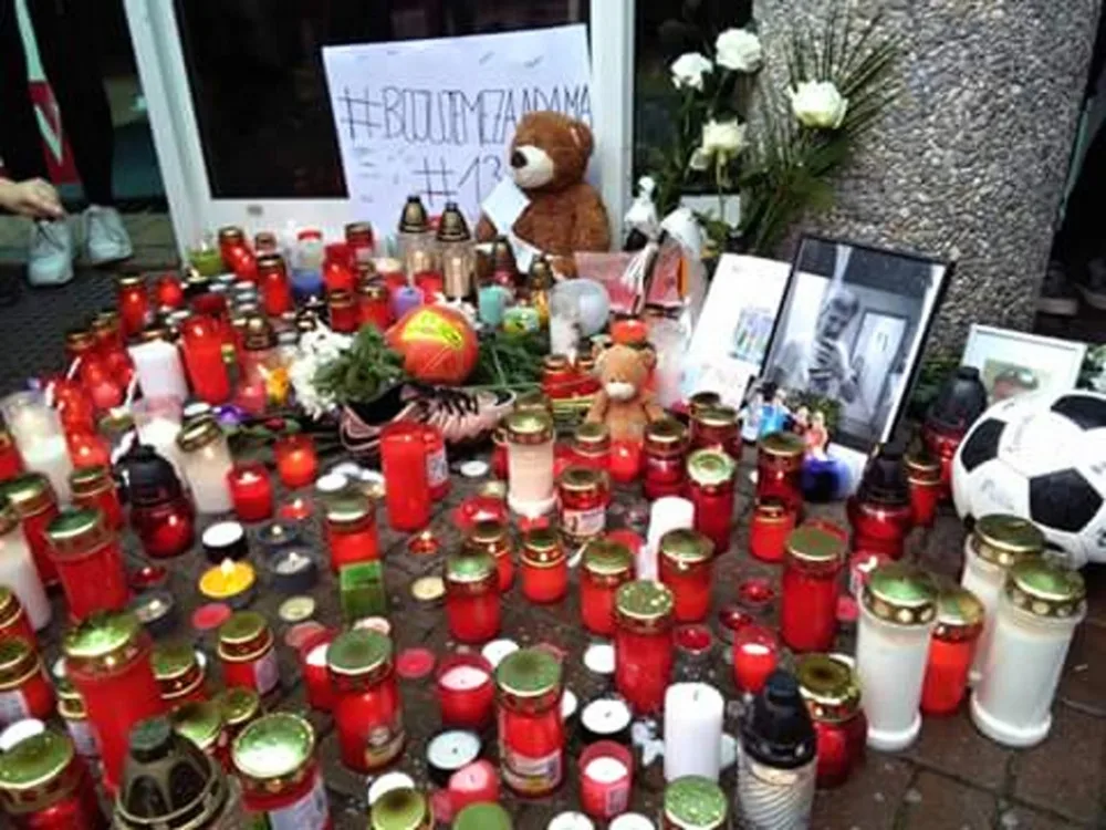 Po smrti chlapce se u bazénu objevila řada svíček.