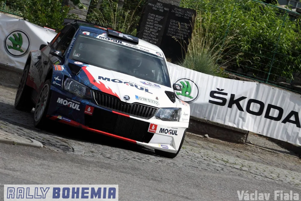 Rally Bohemia projede přes Ještěd.