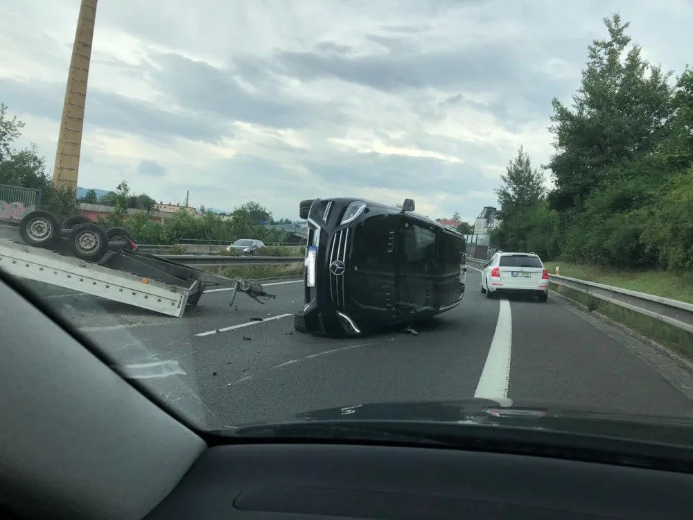 Nehoda na výpadovce na Jablonec.