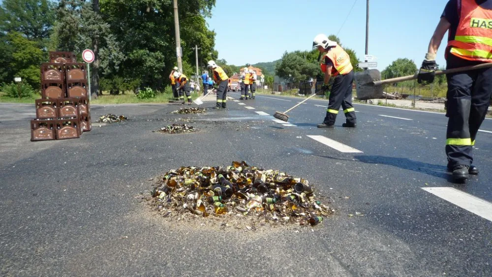 Na silnici se ocitlo zhruba 160 přepravek.