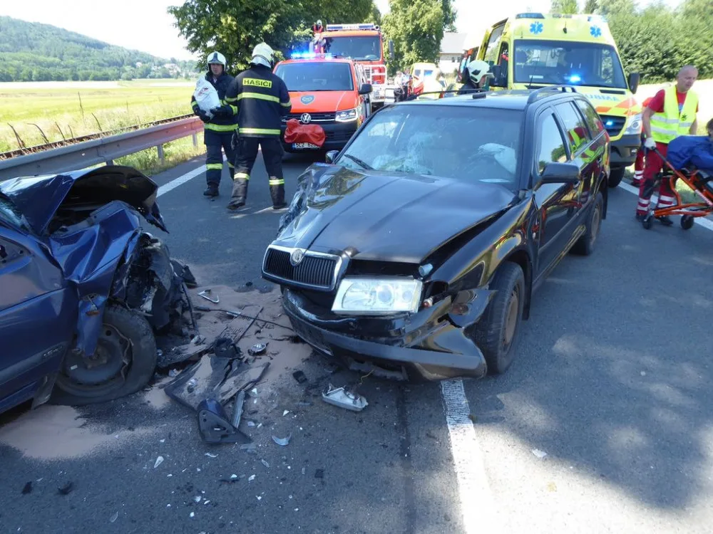 Následky čelní srážky dvou aut.