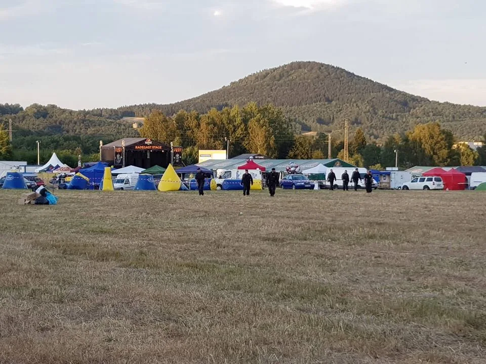 Festivalový areál prohledala policie.
