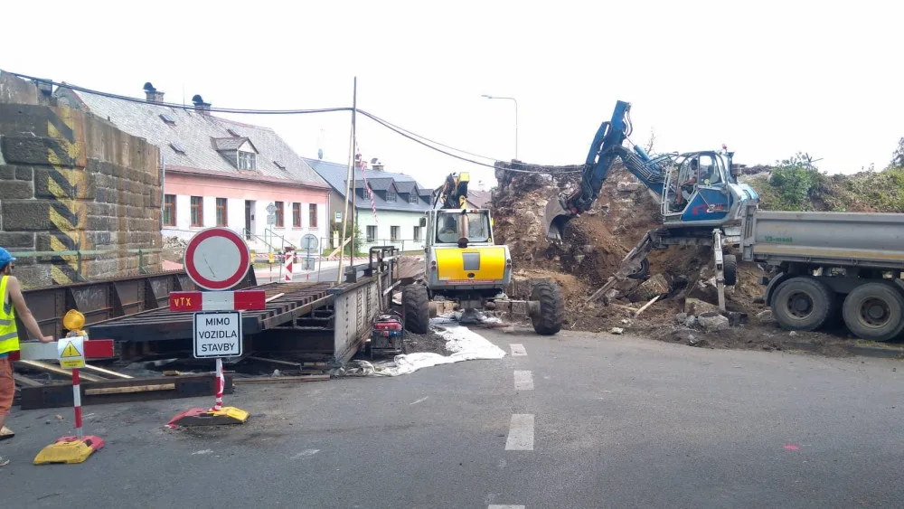 V Krásné Studánce se opravuje přejezd.