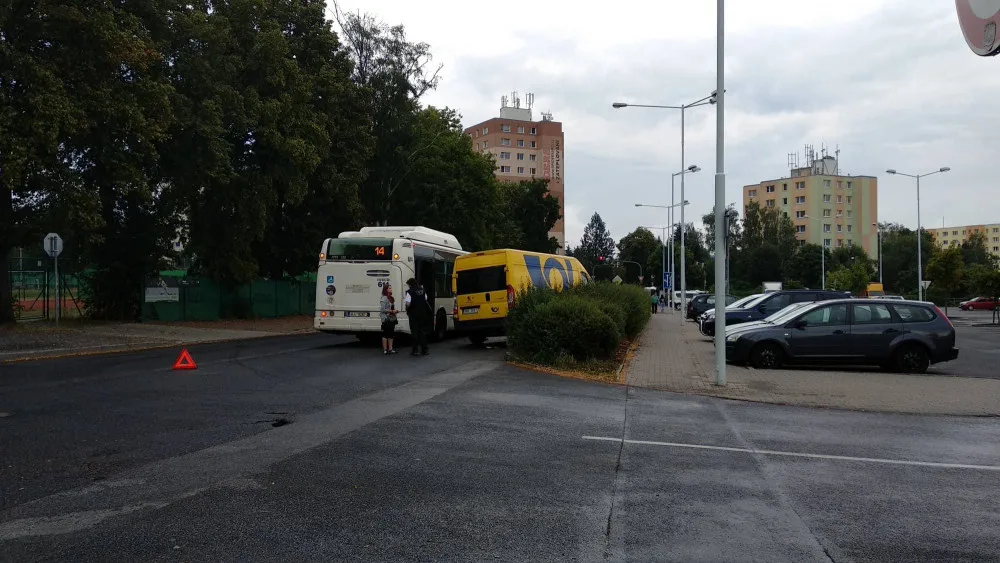Nehoda autobusu s dodávkou