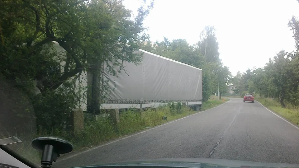 Zapadlý kamion v Pilínkově.