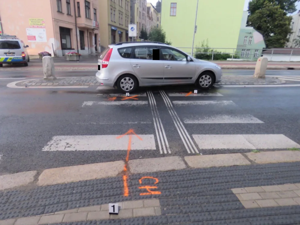Auto srazilo na přechodu mladou ženu.