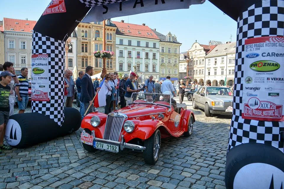 Start dnešní etapy.