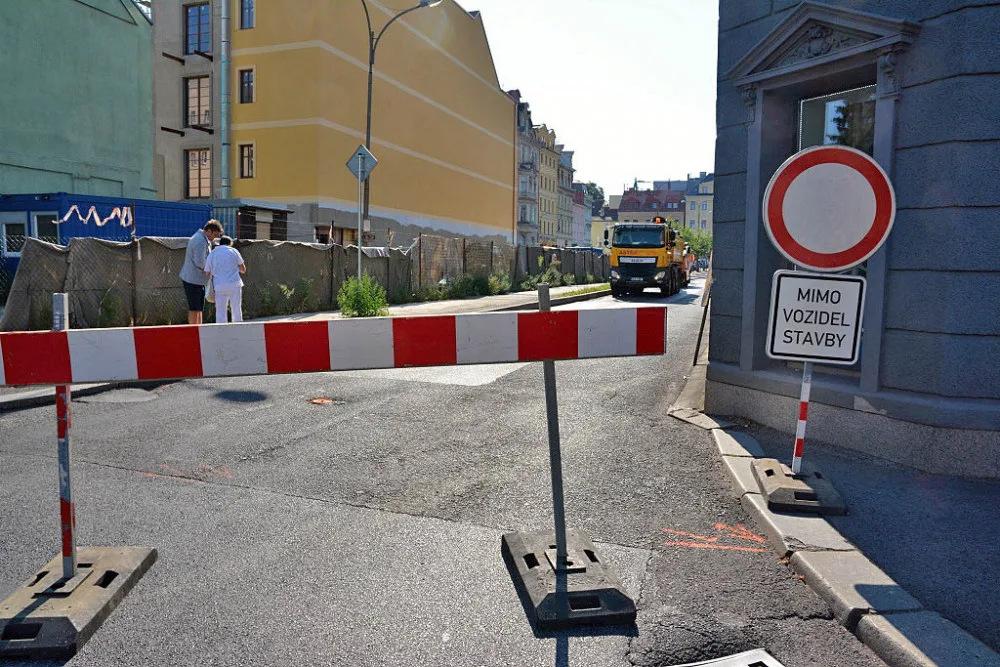 Ulice U Křížového kostela je do konce prázdnin uzavřená.