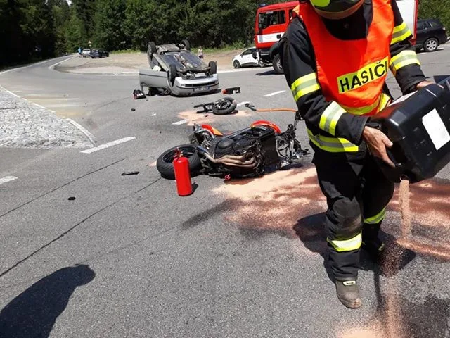 Nehoda auta s motorkou.