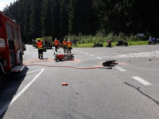 Nehoda auta s motorkou.