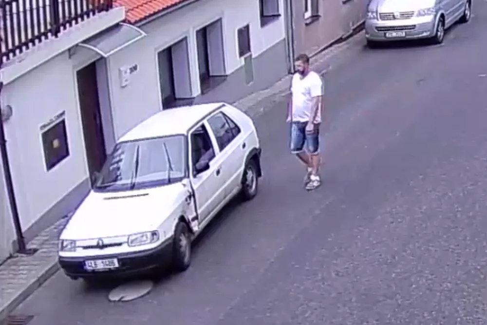 Policie hledá tohoto řidiče a další svědky.