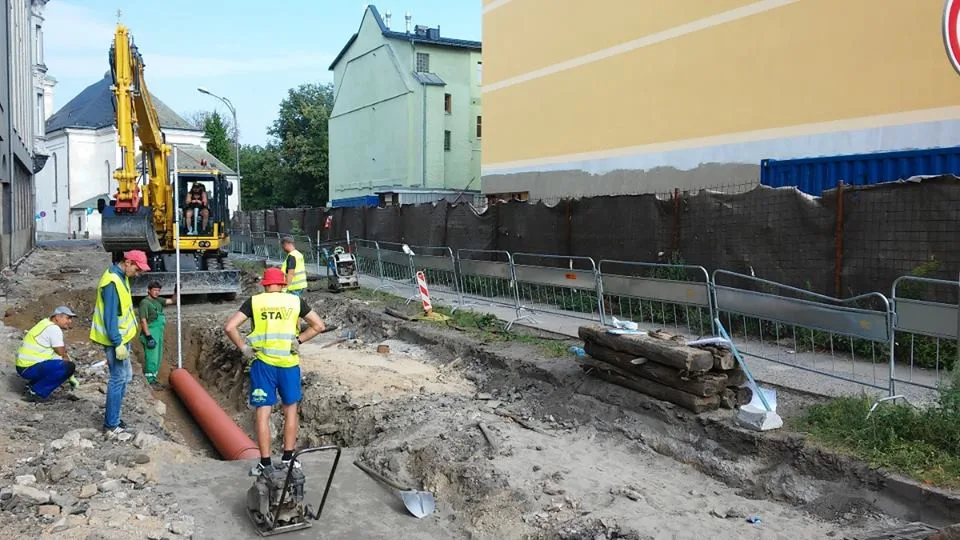 V ulici U Křížového kostela našli zbytky tramvajové tratě do Růžodolu.