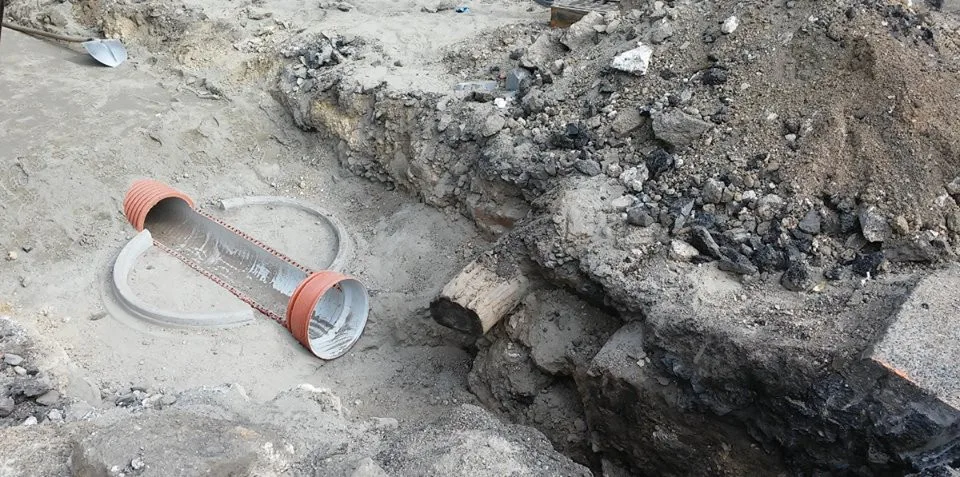 V ulici U Křížového kostela našli zbytky tramvajové tratě do Růžodolu.