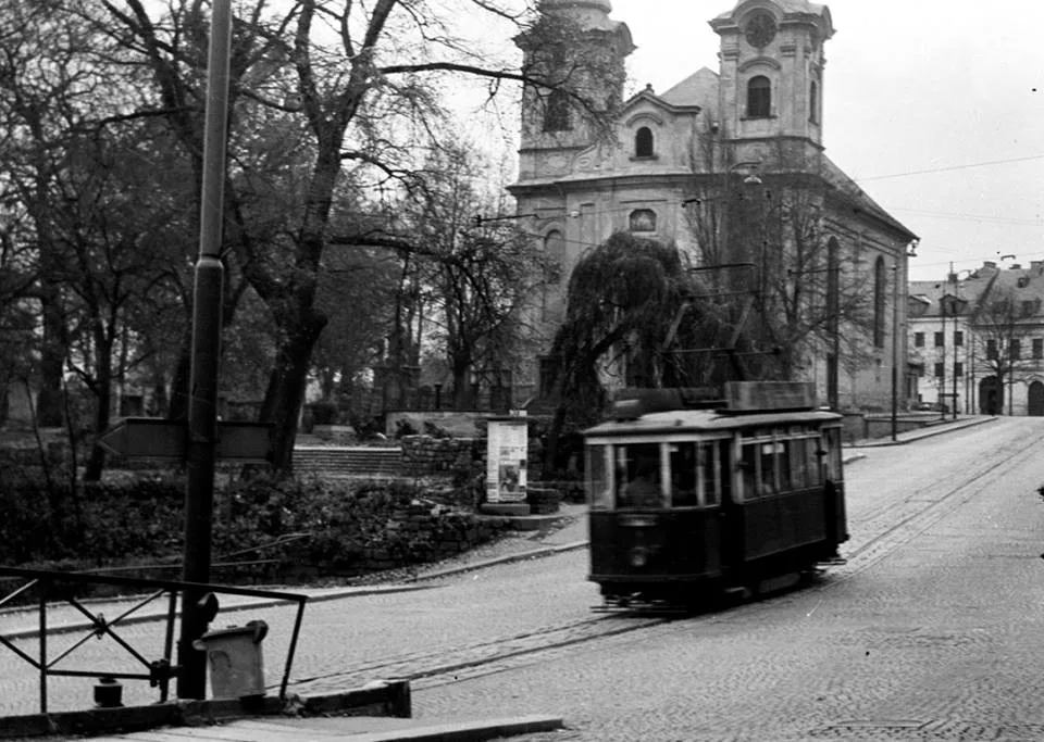 Souprava míří kolem kostela do Růžodolu.