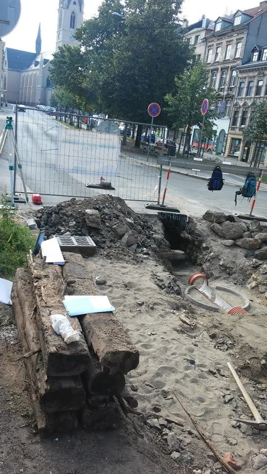V ulici U Křížového kostela našli zbytky tramvajové tratě do Růžodolu.