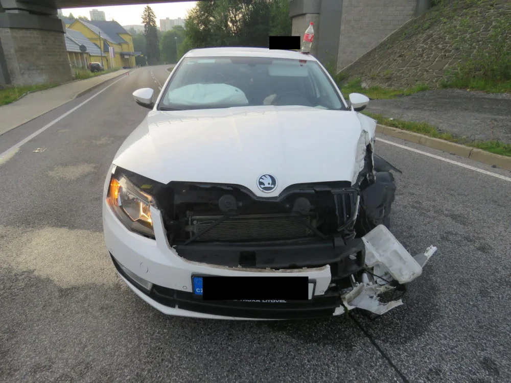 Auto po nárazu do pilíře.