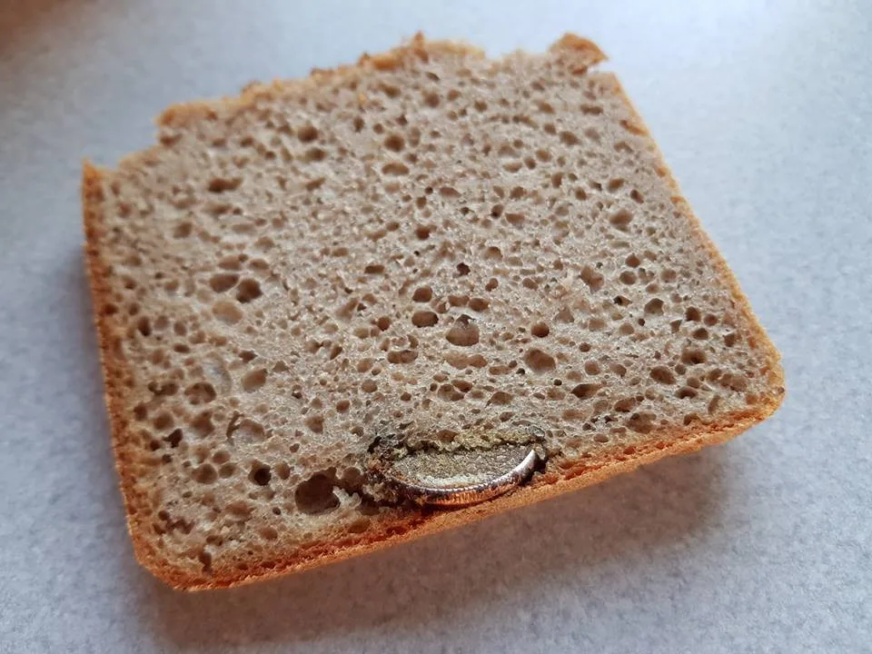 Mince zapečená v chlebu.