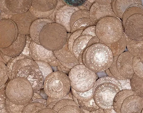 Mince spadají do 14. století