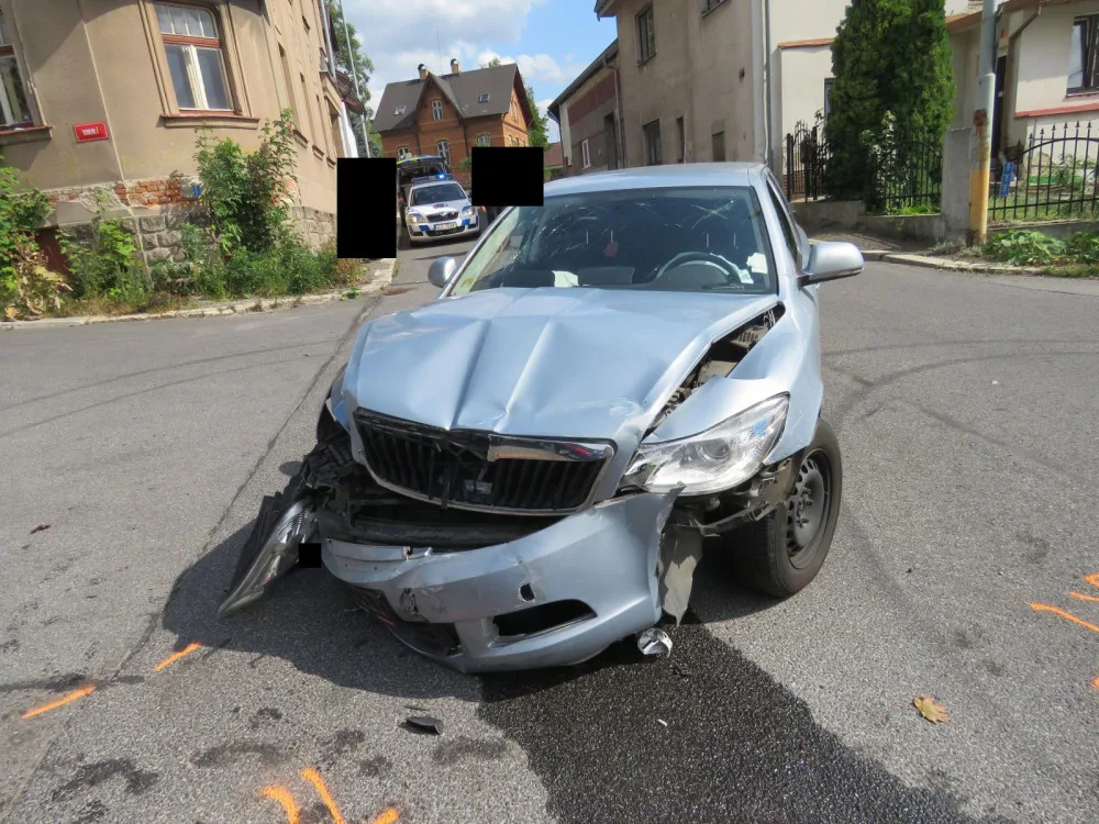Auto po střetu s dalším vozem