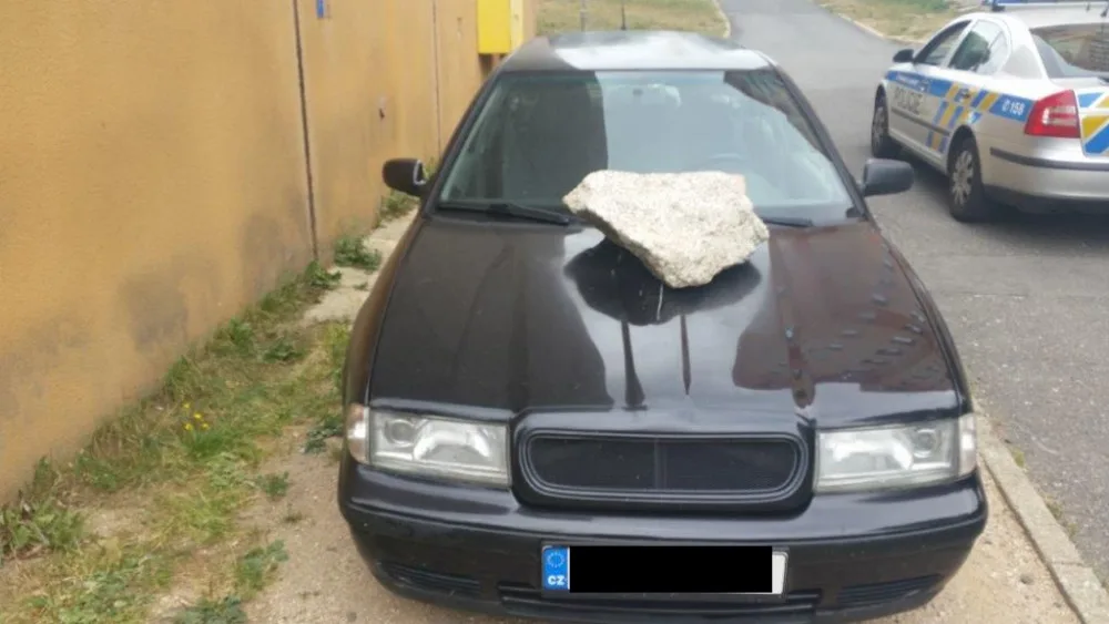Na kapotě našel majitel auta kus žuly.