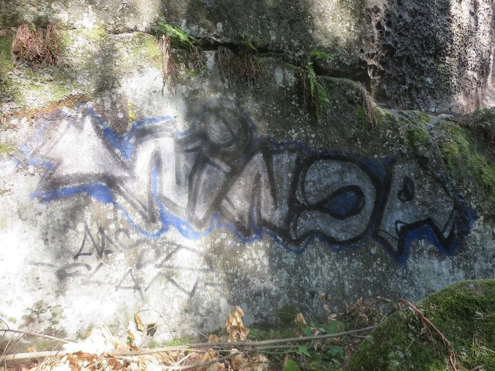 Posprejovaná skála