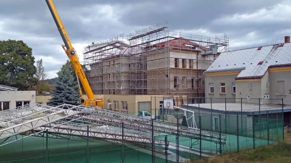 Škola na náměstí se rekonstruuje.