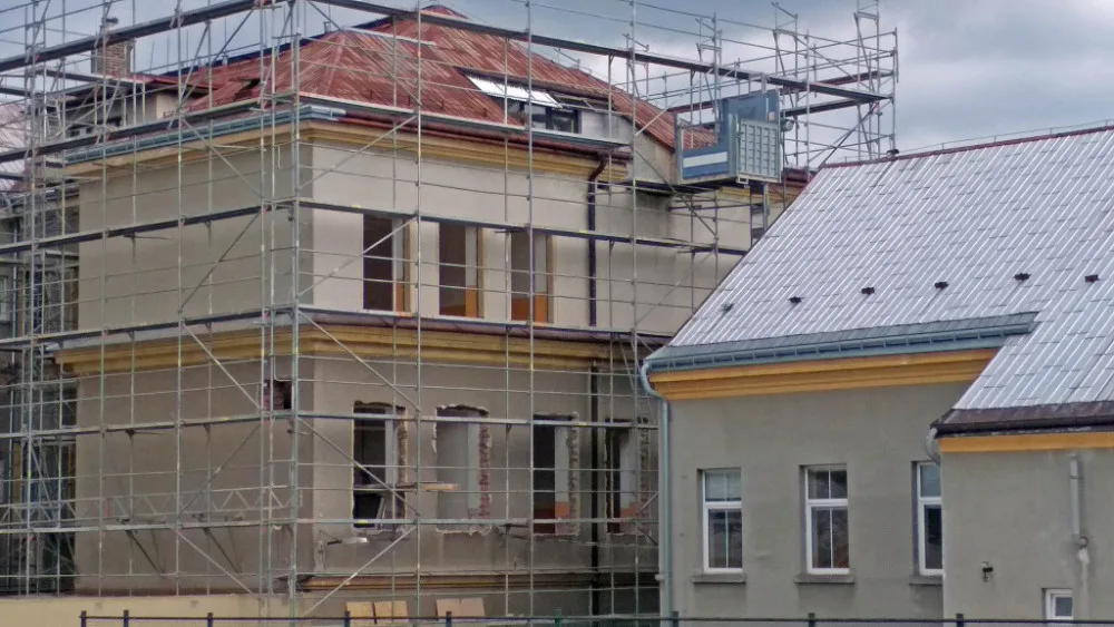 Škola na náměstí se rekonstruuje.