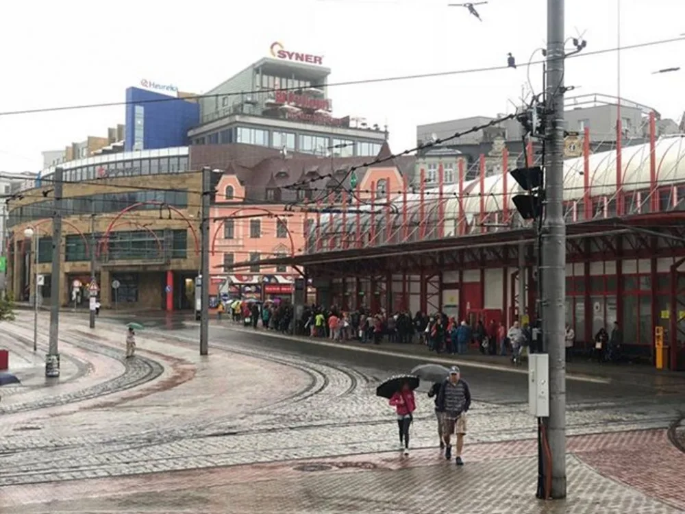 Fronta na lítačku v sobotu dopoledne.