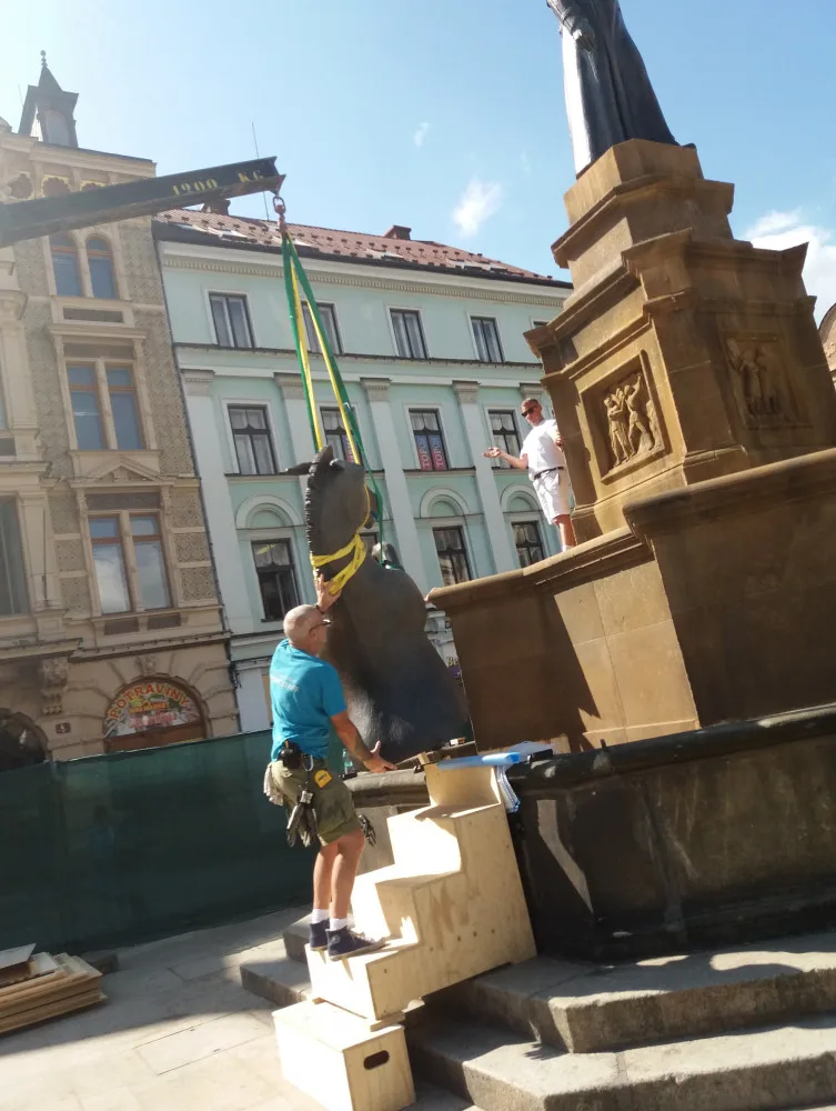 Místo Neptuna je na náměstí muž v plášti.