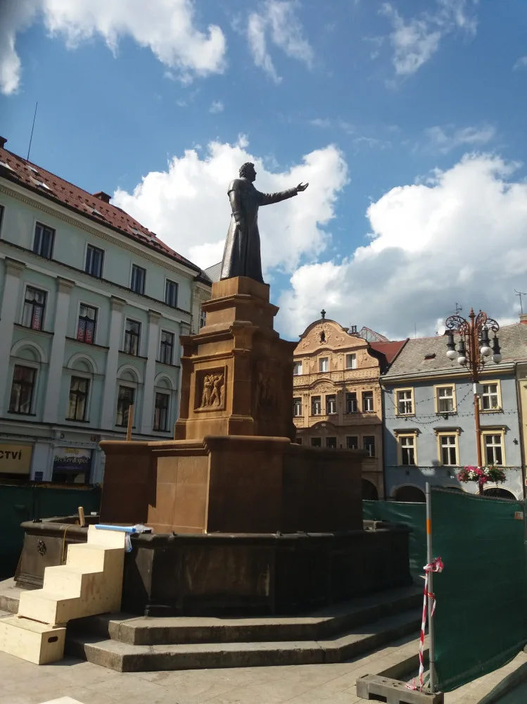 Místo Neptuna je na náměstí muž v plášti.