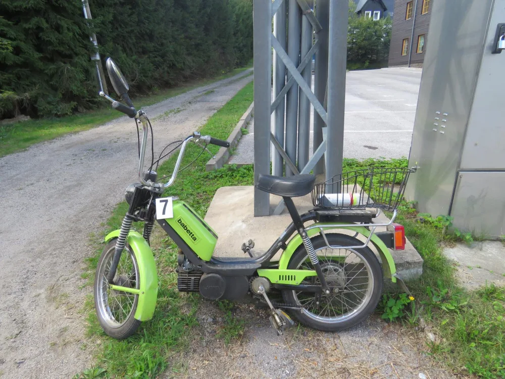 Řidič na babetě vezl děti a nedal přednost.