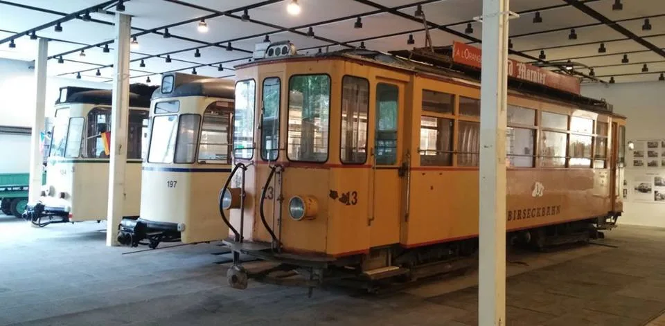 Expozice s tramvajemi.