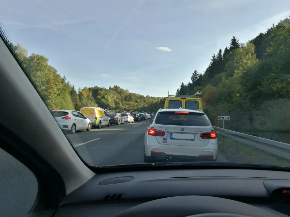 Snímek kolony, která se tvoří na rychlostní silnici kvůli nehodě