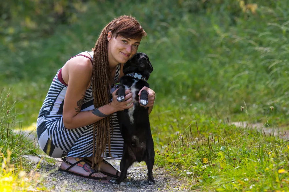 Františka Zverková ze Šance zvířatům s pejskem Lojzou