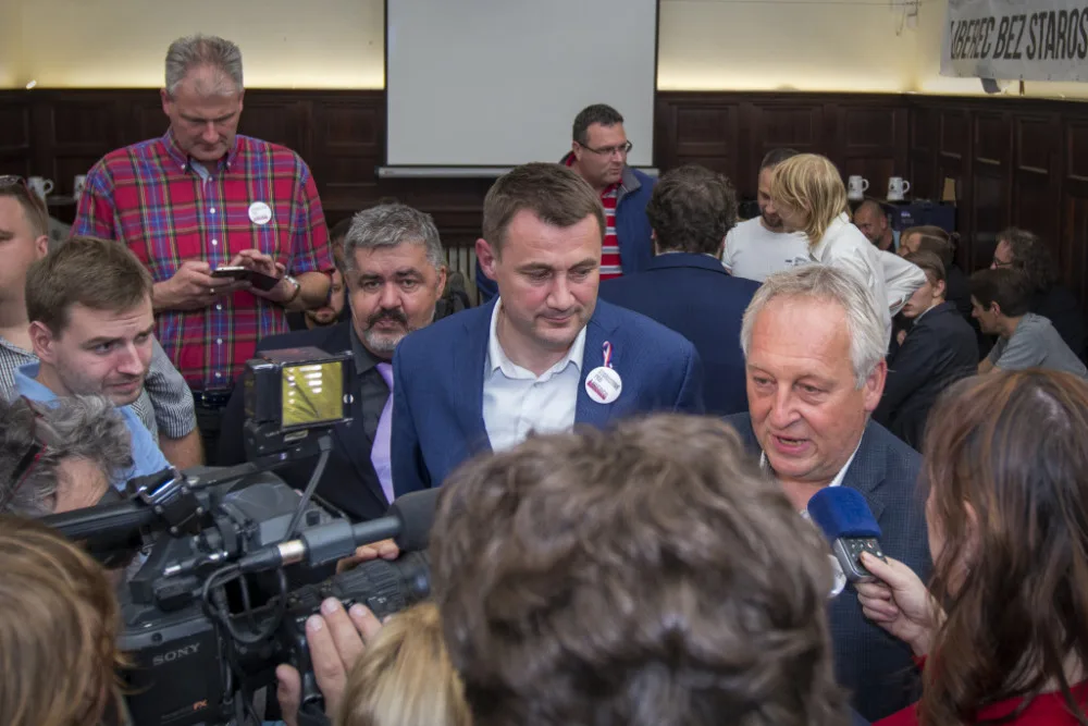 Jaroslav Zámečník odpovídá novinářům.