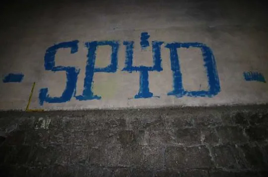 Nápis, který sprejer vymaloval na zeď školy