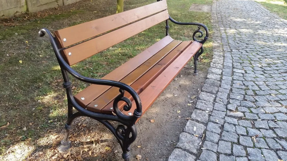 Takové lavičky obohacovali park u kostela, nyní jsou ale pryč.