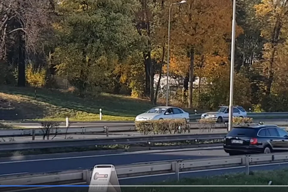 Řidič couval na rychlostce v hustém provozu