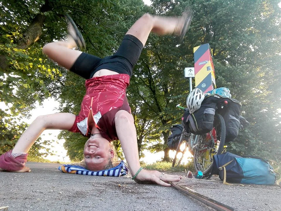 Alena přijíždí do Německa a humor ji neopouští.
