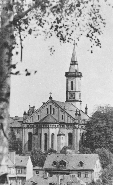 Snímek dnes již neexistujícího kostela na náměstí Českých bratří