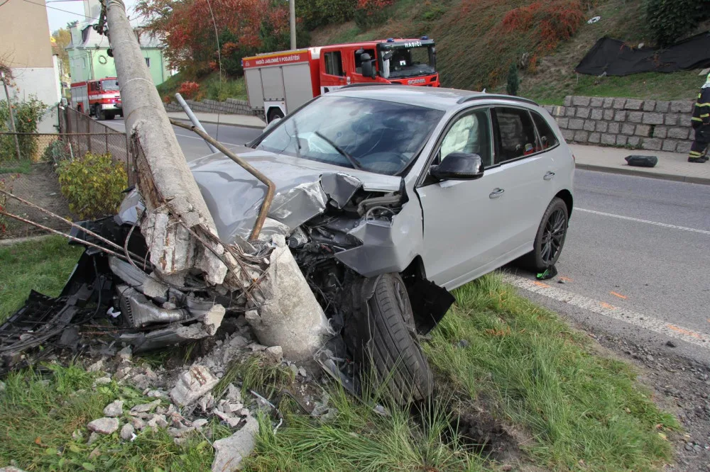 Řidič přerazil betonový sloup.  Zdroj: https://www.libereckadrbna.cz/z-kraje/ceskolipsko/16384-zdrogovany-polak-ujizdel-policistum-luxusni-audinu-rozstrelil-o-betonovy-sloup.html?utm_source=copy