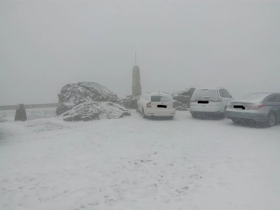 Na Ještědu napadl první sníh.