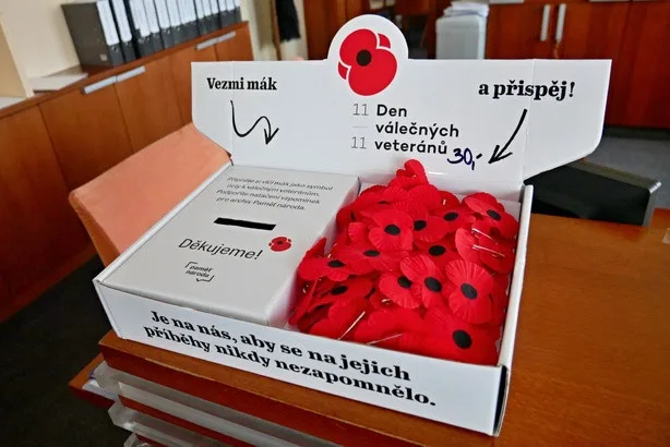 Začala sbírka ke Dni válečných veteránů, podpořit jí je možné zakoupením kvítku vlčího máku Zdroj: https://www.hradeckadrbna.cz/zpravy/spolecnost/1787-zacala-sbirka-ke-dni-valecnych-veteranu-podporit-ji-lze-zakoupenim-kvitku-vlciho-maku.html?utm_source=c