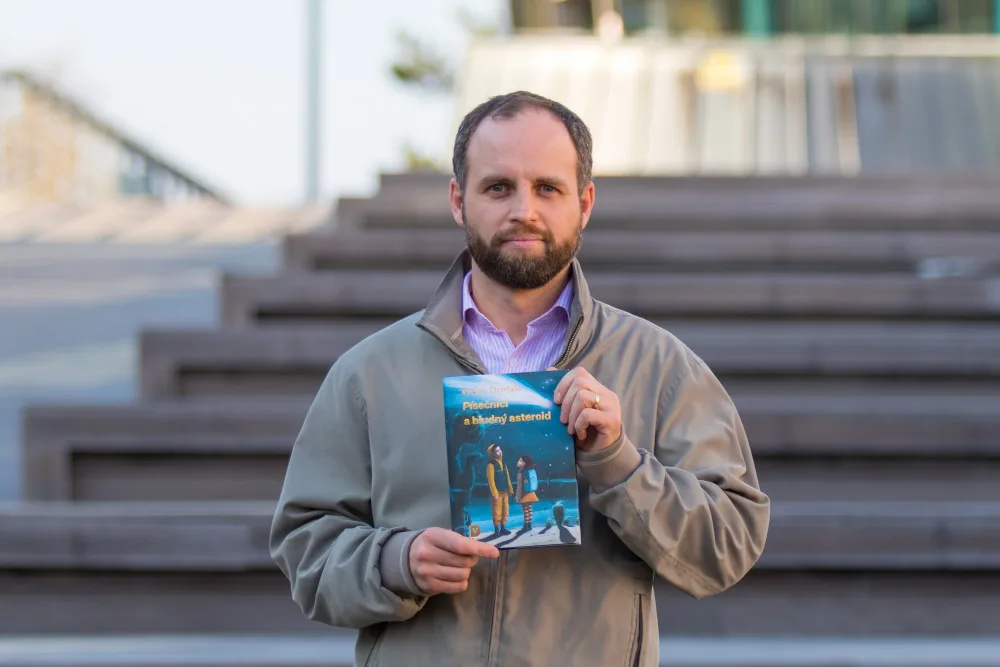 Akademik Václav Dvořák se svou knihou Písečníci a bludný asteroid