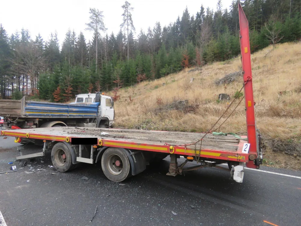Nákladní automobil nepřizpůsobil rychlost na mokré vozovce a střetl se s protijedoucím vozem