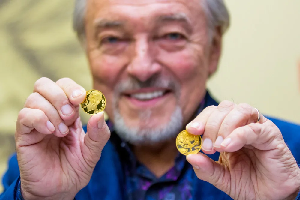 Karel Gott při slavnostní ražbě pamětní medaile